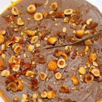 طرز تهیه ی کیک شکلات و فندق