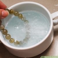 نحوه ی تمیز کردن الماس ها و نگین های شیشه ای با استفاده از قرص تمیز کننده ی دندان مصنوعی نحوه ی تمیز کردن الماس ها و نگین های شیشه ای با استفاده از قرص تمیز کننده ی دندان مصنوعی