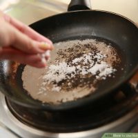 نحوه استفاده از نمک برای از بین بردن سوختگی درون ماهیتابه نحوه استفاده از نمک برای از بین بردن سوختگی درون ماهیتابه